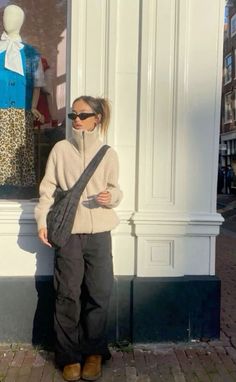 Ny Fall Fashion Street Styles, Fall Fashion University, English Womens Fashion, Morning Walk Outfit Winter, Winter Outfits 23/24, Mid Zip Sweater Outfit, Fisher Vest Outfit, Cold Weather Europe Outfits, Ugh Winter Outfits