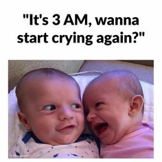 there are two babies that are smiling at each other's faces and the caption reads, es ist 3 uhr morgens, wollenn wir weien??