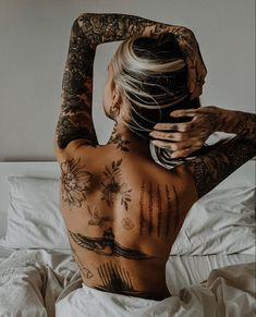 Aesthetic female tattoo model with back tattoo Spinal Tattoo, Woman With Tattoos, School Desk, Tatuaje A Color, Real Tattoo, Dope Tattoos, Simplistic Tattoos, Tattoo Placement, Piercing Tattoo