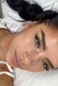 Cool Girl Makeup Looks, Makeup Looks Pics, Model Make Up, Natural Pretty Face, Popular Girl Makeup, Cute Makeup Natural, That Girl Makeup, Make Up Freckles, Freckles Makeup Look