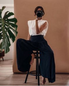 Shooting Outfits For Women, Casual Gala Outfit, Black Top Outfit Aesthetic, Black And White Outfit Ideas, Self Portraits, Foto Tips, Neue Outfits, Looks Street Style, Olivia Palermo