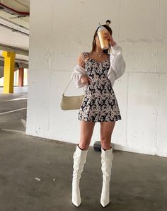 White High Boots Outfit, Brewery Outfits, White Boots Outfit, Outfit Botas, College Wardrobe, Fancy Outfit, Europe Outfits, Knee Boot