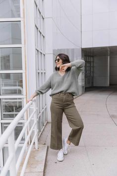 The perfect wide leg crop pants for spring. Plus, sizing tips from LOFT to get the best fit in these must have pants for spring. Plus a few tips on how to style wide leg crop jeans. Wide Leg Crop Pants, Classic Denim Jacket, Wide Leg Cropped Pants, Crop Pants, Light Sweater, Cropped Trousers, Pants Outfit, Cropped Jeans