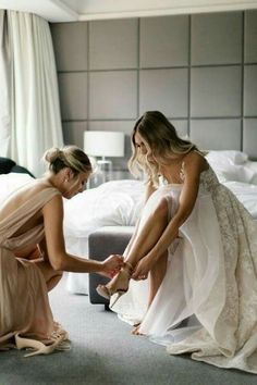 Like this getting ready shot Bridesmaid Getting Ready, Getting Ready Wedding, Wedding Picture Poses, Bridesmaids Photos, Bride Getting Ready, Wedding Photos Poses, Wedding Goals, Wedding Cake Designs, Wedding Photo Inspiration