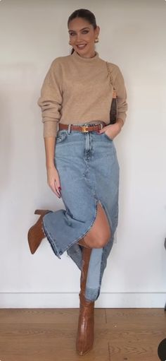 Women Leather Skirt Outfit, Outfit For Going Out At Night, Business Casual Blue Jeans, Winter Jeans Work Outfit, Style Long Denim Skirt Winter, Wild Fashion Style, Casual Winter Outfits Skirt, Fall Denim Outfits 2024, Fall Business Casual Outfits Office Wear Classy