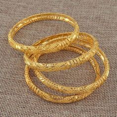 Mind-blowing Geougrous Amazing Gold Bangles Round Emerald Cut Daily Wear Bangles Traditional Designs Dubai Jewellery, Dubai Gold Bangles, Simple Gold Bangle, Solid Gold Bangle, Dubai Gold Jewelry, Travel 2024, Jewellery Wedding