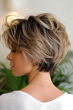 Bob kurz hinten: 49+ Rückansichten, die begeistern - hairtastic.de Shortish Hair, Haircuts Women, Short Silver Hair, Easy Hair Cuts, Stylish Short Hair, 50 Hair, Short Sassy Hair, Short Hair Trends, Messy Short Hair