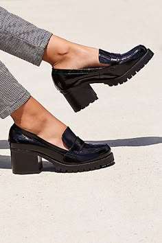 Loafers Outfit, Tennis Shoes Outfit, Block Heel Loafers, Tim Walker, Simple Shoes, Toe Post Sandals, Studded Heels, Margaret Atwood, Outfits Casual