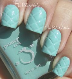 Paint first coat then before second coat sets press lines with a ruler diagonally - quilted nails Quilted Nails, Textured Nails, Unghie Nail Art, Makeup Tip, Blue Nail, I Love Nails, Nail Art Inspiration