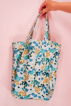 the free tote bag sewing pattern is shown with text overlay that reads, free tote bag sewing pattern