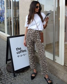 Work Clothes For Hot Weather, Leopard Print Jeans Outfit Street Style, Leopard Jeans Outfit 2024, Leopard Print Jeans Outfit, Print Jeans Outfit, Leopard Jeans Outfit, Leopard Pants Outfit, Printed Pants Outfits