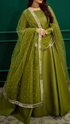 Mehndi Outfits Inspo Mehandi Dress, Mehandi Outfits, Mehndi Outfits, Latest Dress Design, Womens Trendy Dresses, Pakistani Fancy Dresses, Beautiful Pakistani Dresses, Modest Dresses Casual