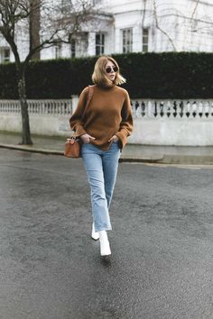 Emma Hill, White Boots Outfit, Brown Jumper, Jeans Trend, Boots Outfit Ankle, Spring Trends Outfits, White Ankle Boots, Booties Outfit, Oversize Pullover