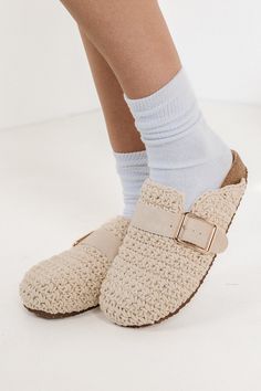 cream buckle slippers Mountain Wear, Shoe Inspo, Ribbed Bodysuit, Ribbed Top, Effortless Chic, Knit Shorts, Casual Elegance, Master Bath, Steve Madden