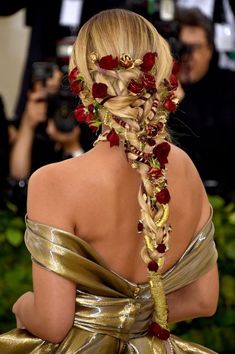 Wedding Hairstyle With Flowers, Beatiful Aesthetic, Gala Hair, Sunny Aesthetic, Met Gala Dresses, Jasmine Sanders, Couture Hairstyles, Flower Braids, Fishtail Braid