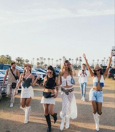 Country concert pic inspo with friends hands in the air Country Concert Outfit Ideas Summer, Acl Festival Outfit, Concert Outfit Ideas Summer, Princess Leia Buns, Country Concert Outfit Ideas