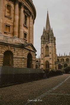 In this post you see Radcliffe Square in Oxford. It is one of the best places to visit in Oxford and if you are looking for more places and cities like these, you will be able to find that on my blog! Dark Victorian Aesthetic, Dark Victorian, Victorian Aesthetic, Old London, Best Places To Visit, Future House