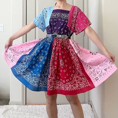 Handmade Bandana Dress Made To Order. Sizes Xs To 5x. -100% Cotton. -100% Handmade. Approximate Measurements Of Size Xl Laying Flat: Pit To Pit: 22.5”. Pit To Hem: 24”. Shoulder To Hem: 34.5”. Waist: 22”. Seen On 5'5" Tall. Brand New. See Pictures For Full Details. Dress Made From Bandanas, Viscose Dress Summer, Bandana Tops, Bandana Dress, Costume Inspirations, Dresses Handmade, Cotton Tunic Dress, Bib Dress, Muumuu Dress