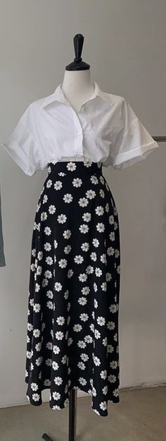 Summer Outfit Modest, Black Skirt White Shirt, Chic Outfits Summer, Embrace Femininity, Outfit Modest, Skirts Summer, Modesty Outfits, Cute Modest Outfits, Everyday Fashion Outfits