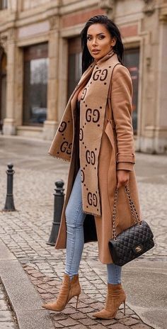 Cute Coat Outfits, Serbia Outfits, Hat Women Outfit, Cabin Outfit Winter, Gucci Scarf Outfit, Nyc Winter Outfits Cold Weather, Realtor Outfits, Old Money Outfits