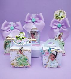 princess and the frog treat boxes with matching bows on them are ready to be used as favors