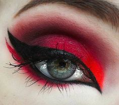 Eyeshadow Cat Eye, Red Riding Hood Makeup, Art Eye Makeup, Red Eyeshadow Makeup, Dramatic Wedding Makeup, Devil Makeup, Nails Dark, Halloween Eye Makeup