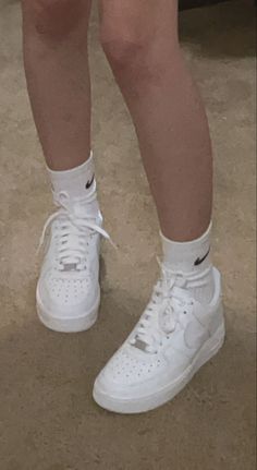 Tennis Nike Air Force, Gogo Boots Outfit, Tenis Aesthetic, Draculaura Aesthetic Outfit, Tennis Nike, Elegant Shoes Heels, Snicker Shoes, White Air Force 1, Air Force 1s