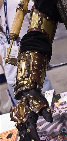 Steampunk arm. Steampunk Props, Steampunk Arm, Bionic Arm, Steampunk Armor, Steampunk Gadgets, Steampunk Stuff, Infernal Devices, Style Steampunk, Steampunk Cosplay