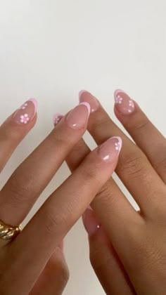 Short Pretty Acrylic Nails Almond, Nail Ideas Pink With Flowers, Pink Heart Nails Almond, Pink And White Hawaii Nails, Cute And Simple Pink Nails, Natural Nail Designs For School, Cute Aesthetic Short Nails, Aesthic Nails Short, Nail Inspo For 11 Yo