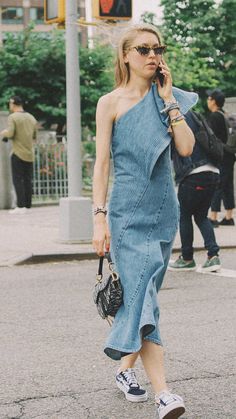 New York Fashion Week Spring Summer 2018 street style outfit Jessica Minkoff Denim Dress Summer Denim Dress, Sarah Christine, Week Outfits, Fashion Week Outfit, Easy Fashion, Nyfw Street Style, Velvet Clothes, Great Fashion, Summer Denim