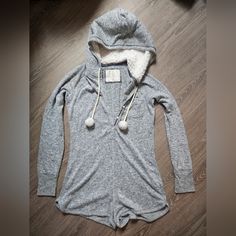 Size Small, In Excellent Condition. Winter Cotton Sleepwear For Lounging, Cozy Fleece Sleepwear For Winter, Cozy Hooded Hoodie For Lounging, Cozy Fit Gray Hoodie For Loungewear, Comfy Fleece Sleepwear For Loungewear, Cozy Hoodie With Drawstring For Lounging, Fleece Sleepwear For Winter Lounging, Comfortable Fleece Sleepwear For Winter, Cozy Fleece Sleepwear For Loungewear