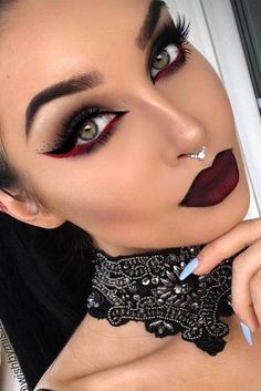 A quien no le gustan los vampiros, y para poder lograrlo no necesitas ser una experta. Con esto lograrás con una sombra negra y pupilentes rojos. #maquilllajehalloween  #makeuphalloween Extreme Make-up, Fete Emo, Make Up Diy, Halloweenský Makeup, Halloween Make-up Looks