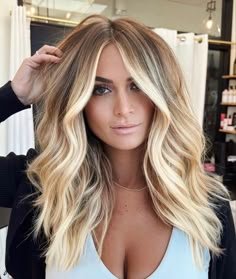 Messy Wavy Hair, Honey Blonde Hair Color, Textured Haircut, Honey Brown Hair, Oval Face Haircuts, Oval Face Hairstyles, Balayage Blonde, Honey Blonde Hair