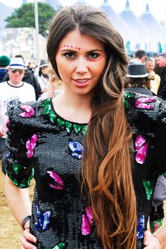 What enviable hair this girl has. The one time it is acceptable to experiment with Neon face paint is a festival but instead of just smearing it like army paint across your face go for neat little dots. Festival Hair And Beauty Pintura Facial Neon, Neon Face Paint, Coachella Makeup