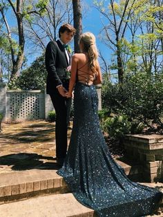 Prom Picture Poses, Prom Photoshoot, Prom Couples, Prom Photography, School Dance Dresses, Prom Poses, Dream Prom, Dance Outfit, Green Mermaid