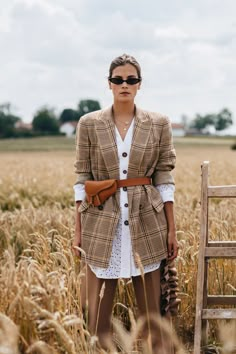 The Fanny Pack is Back & Really Really Good Looking on apartment 34 #style #ootd Anna Dello Russo, Calvin Klein 205w39nyc, Shotting Photo, Wheat Field, Dior Saddle, Blazer Outfit, Outfit Jeans, Vintage Blazer