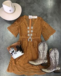 Winter Senior Pictures Outfits, Long Dresses Western, Western Long Dresses, Winter Senior Pictures, Outfits Latina, Senior Pictures Outfits, Country Chic Outfits, Western Girl Outfits, Dresses Western