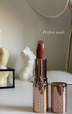 Lipstick Aesthetic, Expensive Makeup, Makeup Accesories, Fancy Makeup, Edgy Makeup, Pretty Packaging, Luxury Makeup, Makeup Items