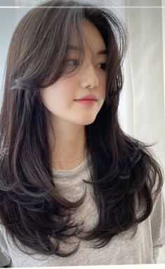 beautiful hairstyle girl Butterfly Haircut With Bangs, The Butterfly Haircut, Short Choppy Haircuts, Butterfly Haircut, Choppy Haircuts, A Hairstyle, Haircut With Bangs, Long Layered Haircuts, Asian Hair