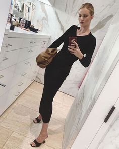 Bottega Veneta Clutch Bag: Rosie Huntington Whitely in black dress and '90s mules heels Minimalism Clothes, Rosie Huntington Whiteley Style, Rosie Hw, Outfits Of The Week, Oversized White Shirt, Dark Grey Jeans, Zara Bodysuit, Classic Tuxedo, Rosie Huntington