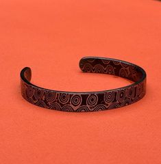 Here we are serving the best Damascus Steel Bracelet , Arm Ring. Great looking Damascus Steel Bracelet. Every single Bracelet has its own unique little features (Even though it is made based on one pattern) So you won't find another similar Bracelet. Each Damascus design may be a slightly different than the one on the pictures meaning it could be more or less wavy, Some patterns might have more Horizontal waves, some more Vertical etc. * Wear it every day (Built to WEAR 24/7). * Material: Damasc Adjustable Round Etched Bracelets, Adjustable Etched Bracelets, Adjustable Etched Round Bracelets, Adjustable Etched Bangle, Adjustable Etched Bangle Bracelets, Adjustable Etched Round Bangle, Adjustable Etched Bracelets As Gifts, Adjustable Etched Metal Bracelets, Adjustable Etched Round Cuff Bracelet