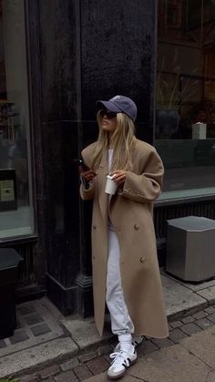 Chic College Outfits Winter, Nyc Holiday Outfits, Kati Core, Mum Vibes, Classy Athleisure Outfits, Euro Winter, Wfh Outfits, Stile Blair Waldorf, Winter Nyc