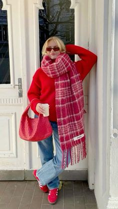 🙈📸🎸‼️💋 Amsterdam Women Style, Crimson Red Outfits, Raspberry Clothes, Outfit Ideas Hiver, Netherlands Outfits, Red Winter Outfits, Winter London Outfits, Euro Winter, Red Sweater Outfit