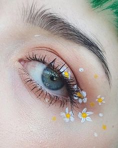 Blue Floral Makeup, Enchanted Garden Makeup Looks, Flowers Eye Makeup, Daisy Eye Makeup, Flower Eye Makeup Looks, Nature Fairy Makeup, Flower Graphic Liner, Daisy Makeup Look, Dandelion Makeup