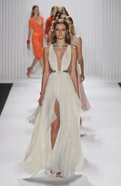 Пример платья Greek Dress, Goddess Dress, Mode Inspiration, Luxury Outfits, New York Fashion Week, Runway Fashion, Evening Gowns