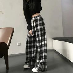 Loose Wide Leg Black And White Plaid Pants – Nada Outfit Land Black And White Plaid Pants, White Plaid Pants, Plaid Pants Women, Korean Fashion Black, Hiphop Streetwear, Summer Pants Women, Sweatpants Style, Wide Leg Sweatpants, Checked Trousers