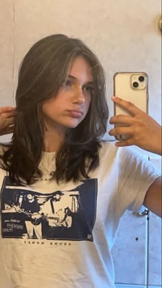 Chest Length Hair With Curtain Bangs, Haircuts For Glow Up, Hair Inspo Thick Hair, Haircuts Straight Hair Layered, Short Hair With A Lot Of Layers, Short Hair Inspo Brunette, Shoulder Length Hair With Face Framing Layers And Curtain Bangs, 90s Hair Medium Length, Straight Haircut With Curtain Bangs