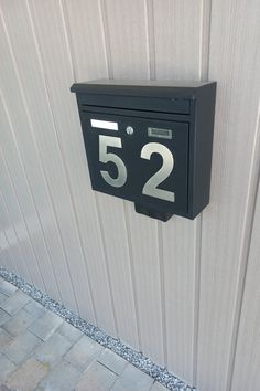 a black mailbox with the number 522 on it is next to a building