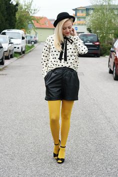 Yellow Tights Outfit, Mini Skirt Outfit Aesthetic, Twee Aesthetic, Casual Office Fashion, Outfits With Tights, Skirt Outfits Aesthetic, Colored Tights Outfit, Purple Tights