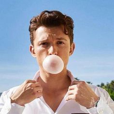 Tom Holland Hair, 90s Haircut Men, Tom Holland Haircut, Short Back And Sides, Hairstyles For Teenage Guys, Medium Length Wavy Hair, Mens Hairstyles Medium, Wavy Haircuts